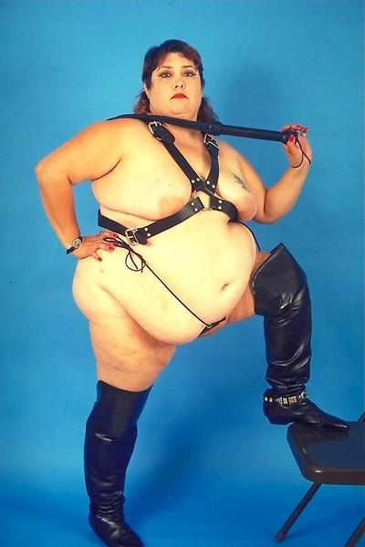20P Horny bbw in leather outfit