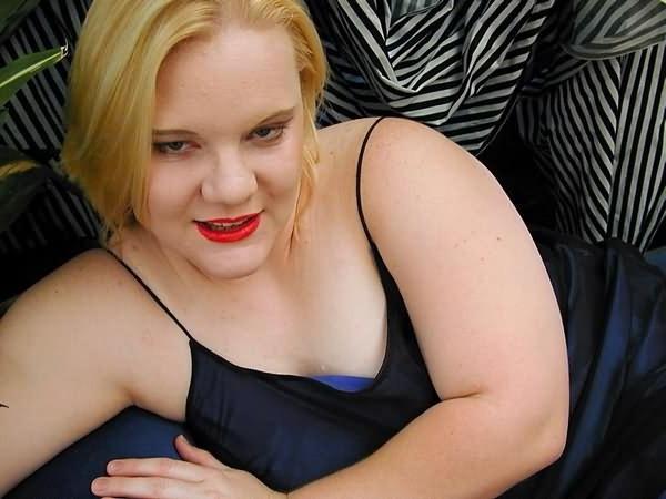20P Huge hooter bbw posing