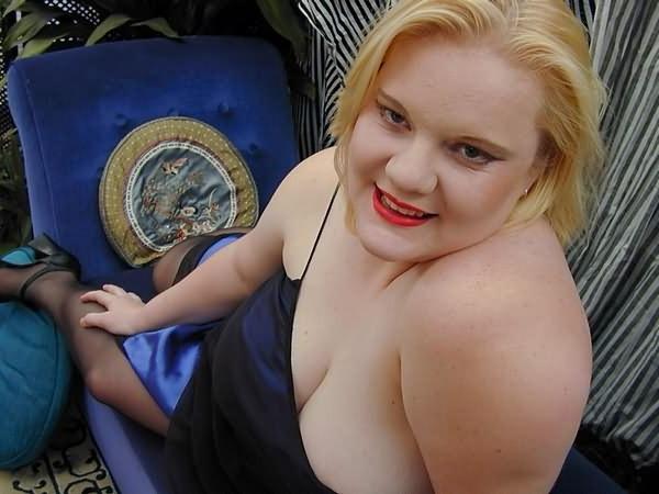 20P Huge hooter bbw posing