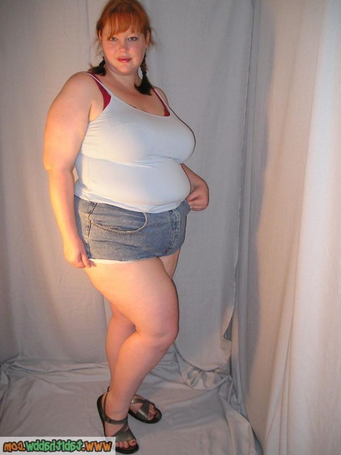15P Busty redhead bbw in tight jean shorts