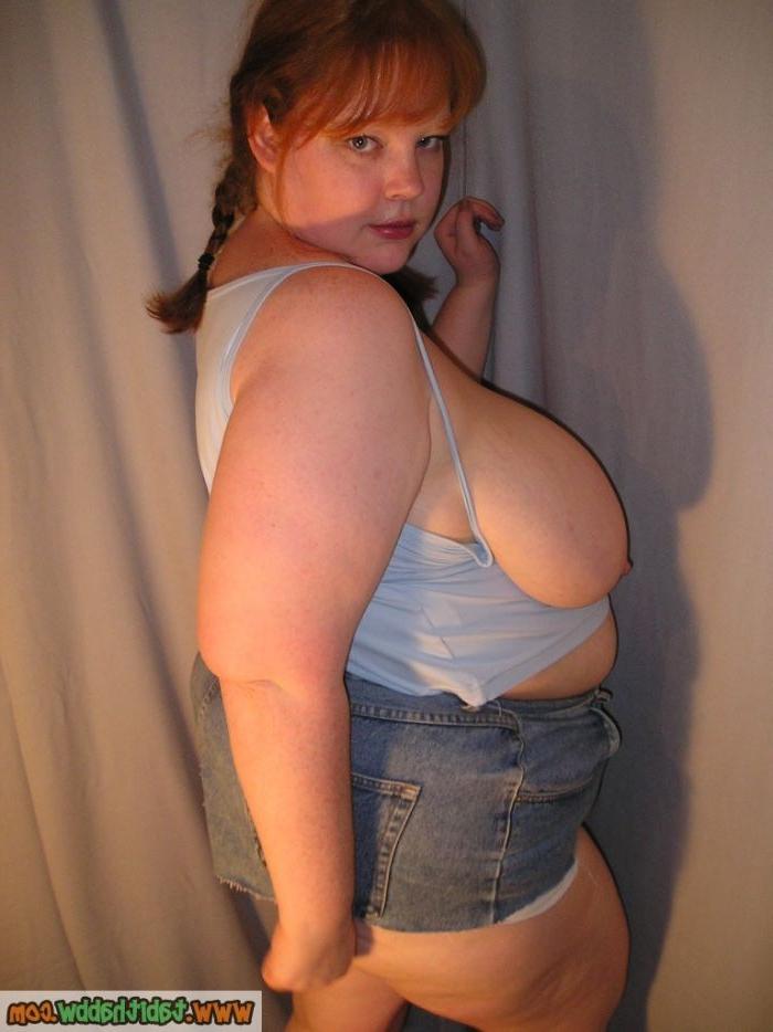15P Busty redhead bbw in tight jean shorts