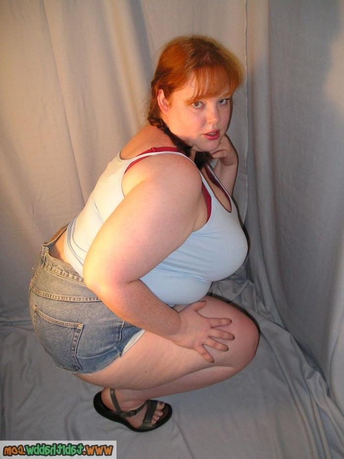 15P Busty redhead bbw in tight jean shorts