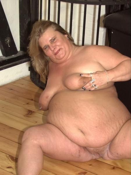 20P Huge BBW in Lingerie