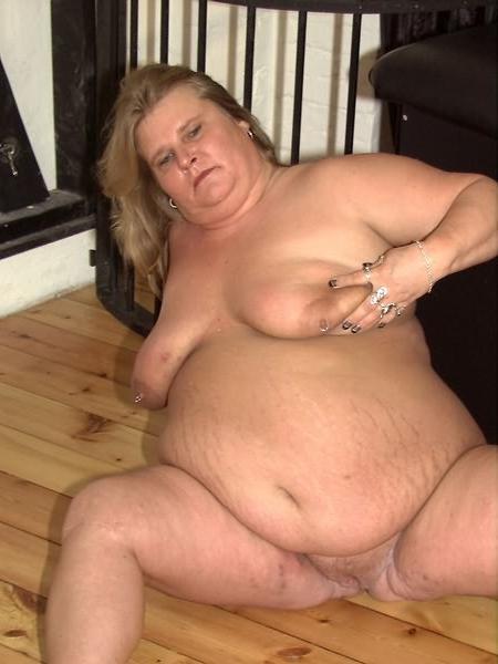20P Huge BBW in Lingerie