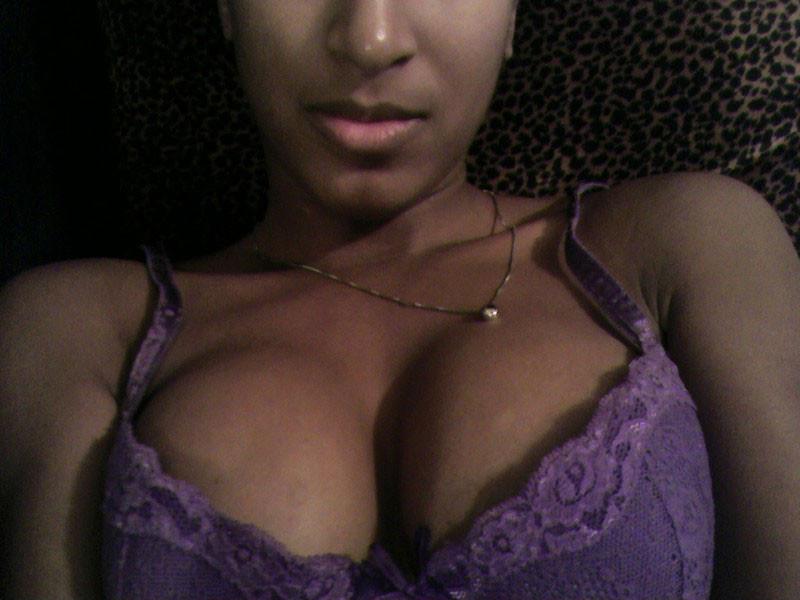 20P Amateur black girlfriend showing her pussy with close-up