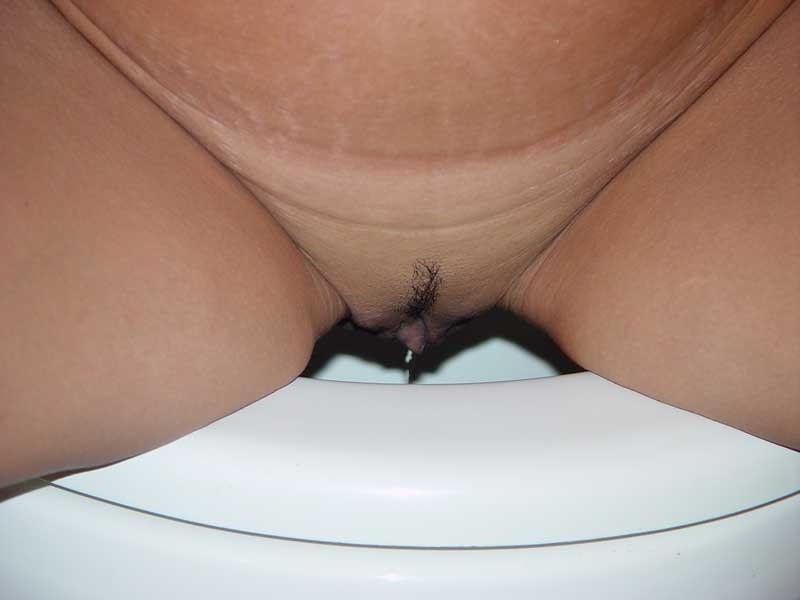 16P Close up pussy shots of kinky Asian posing while taking a pee
