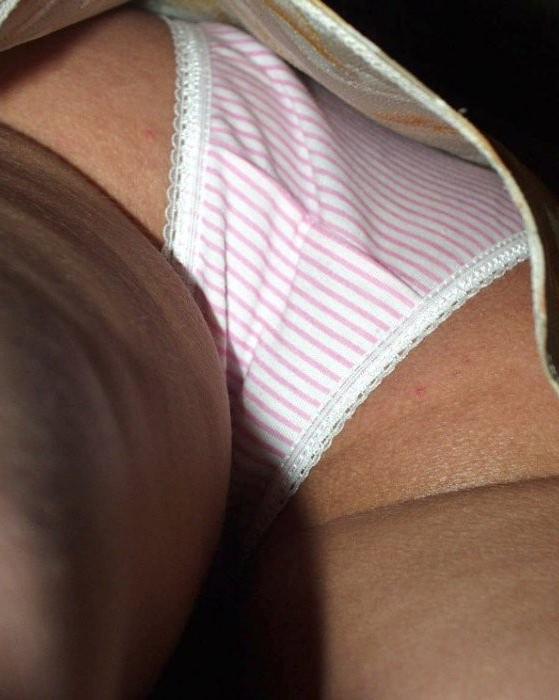 17P Upskirt panty peeking