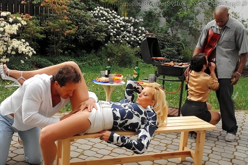 16P Two couples enjoy their outdoor groupsex