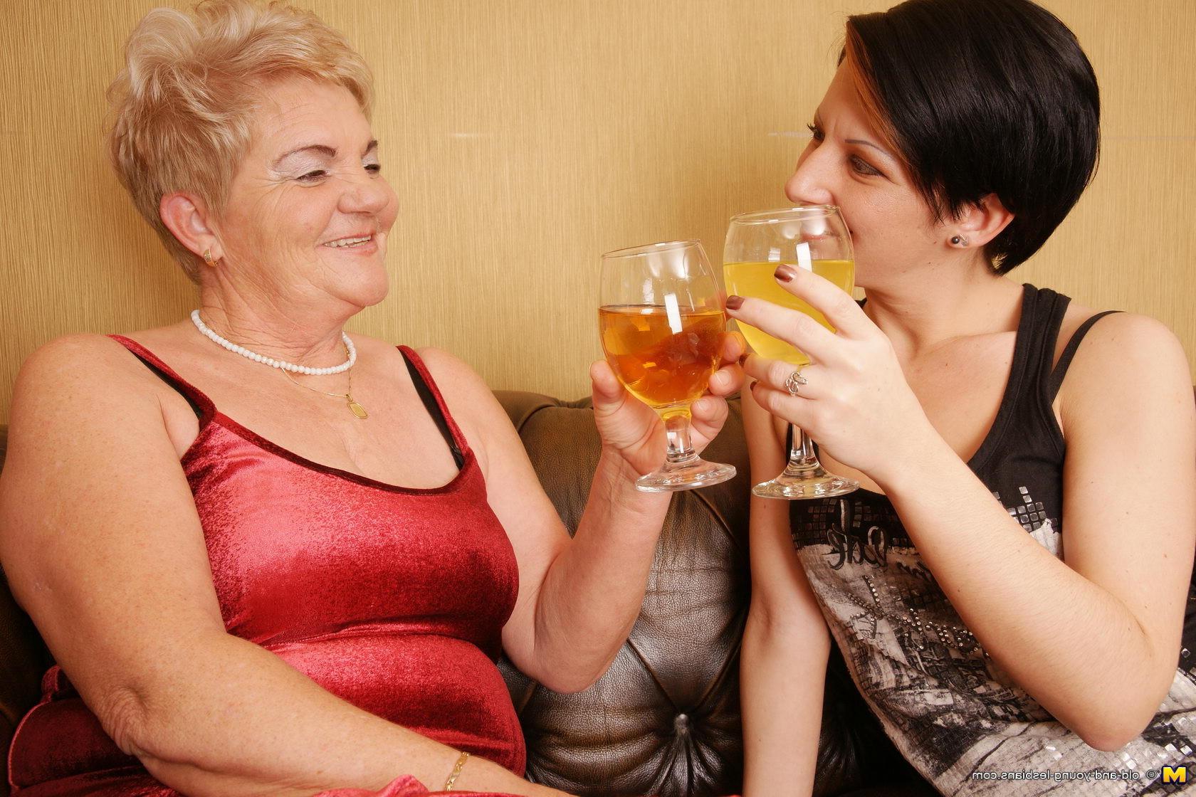 16P Four old and young lesbians have a sexparty