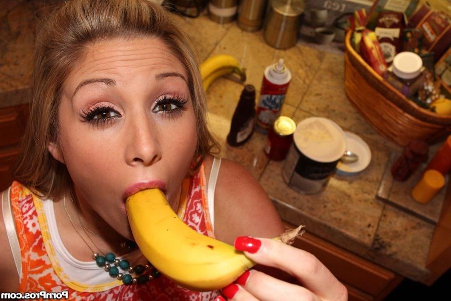 16P Blonde babe gives a deep throat lesson