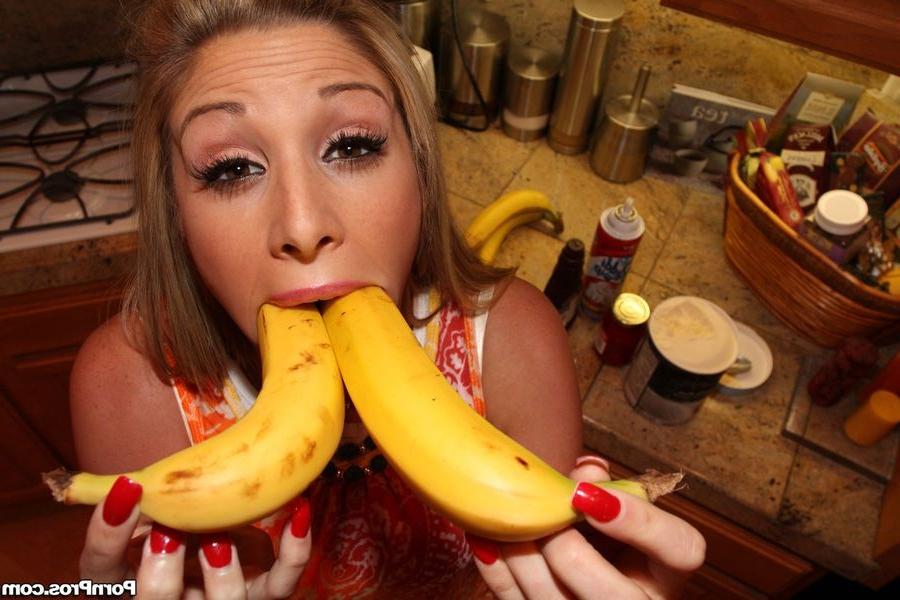 16P Blonde babe gives a deep throat lesson