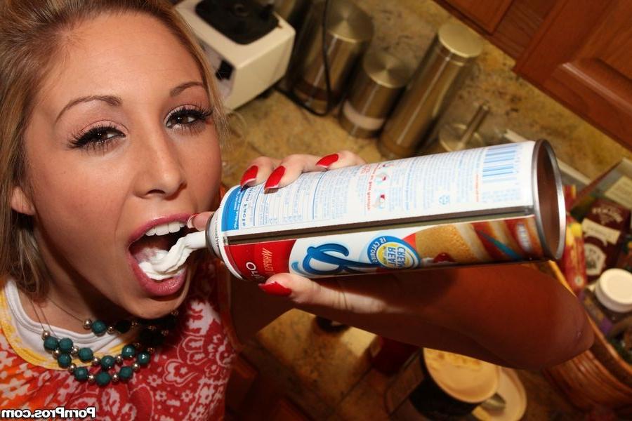 16P Blonde babe gives a deep throat lesson