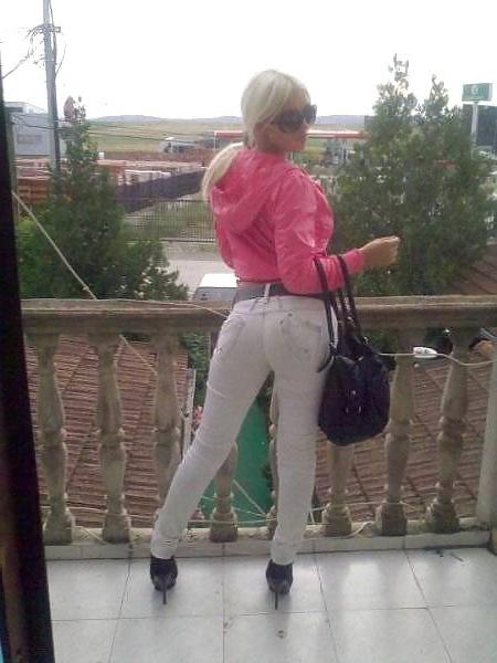 17P Shania - hot blonde non nude