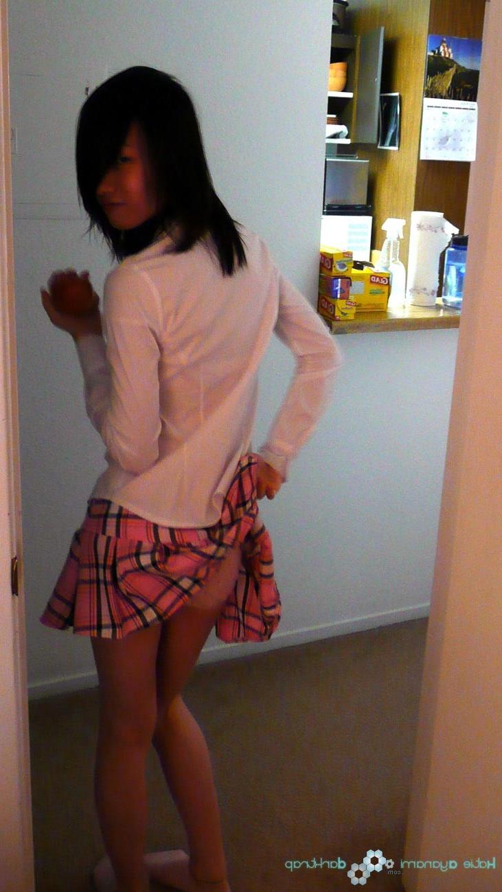 16P Asian newhalf ladyboy flashing skirt in public