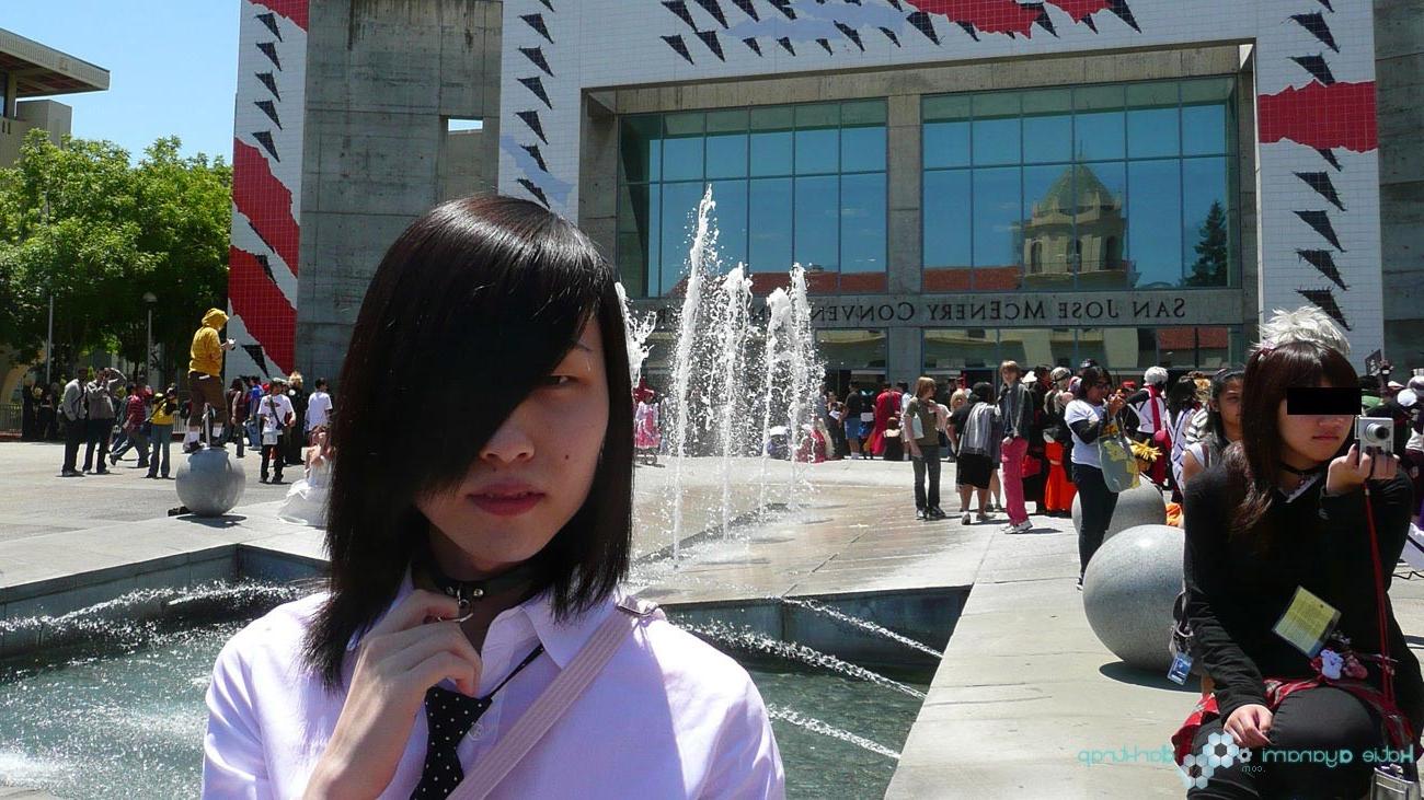 16P Asian newhalf ladyboy flashing skirt in public
