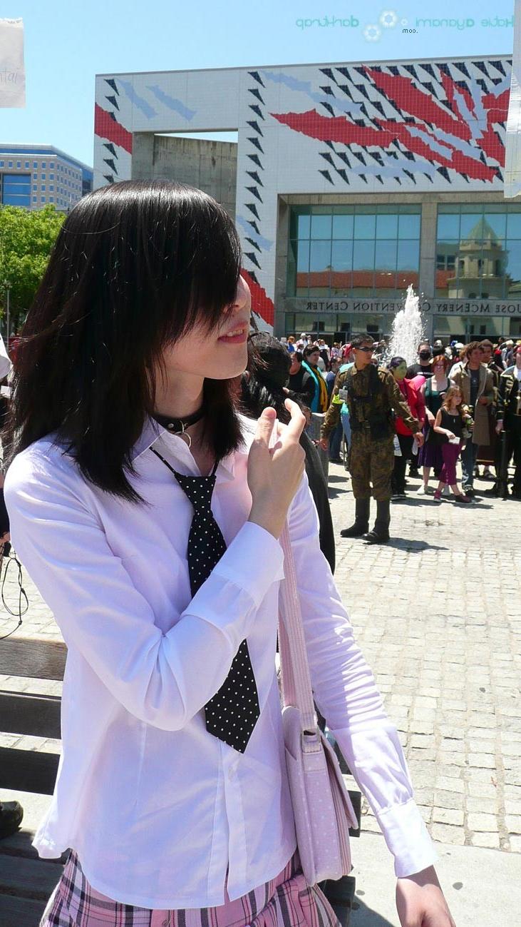 16P Asian newhalf ladyboy flashing skirt in public