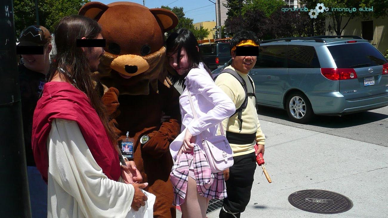 16P Asian newhalf ladyboy flashing skirt in public