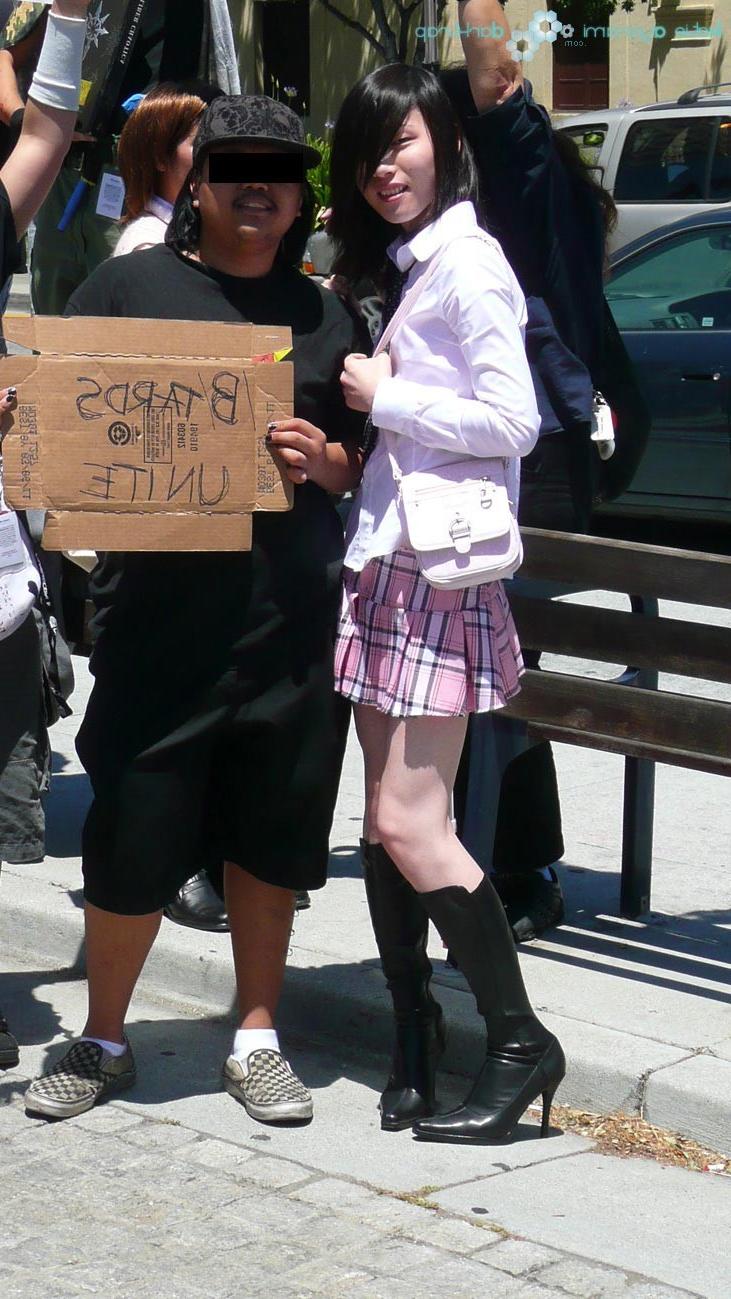 16P Asian newhalf ladyboy flashing skirt in public