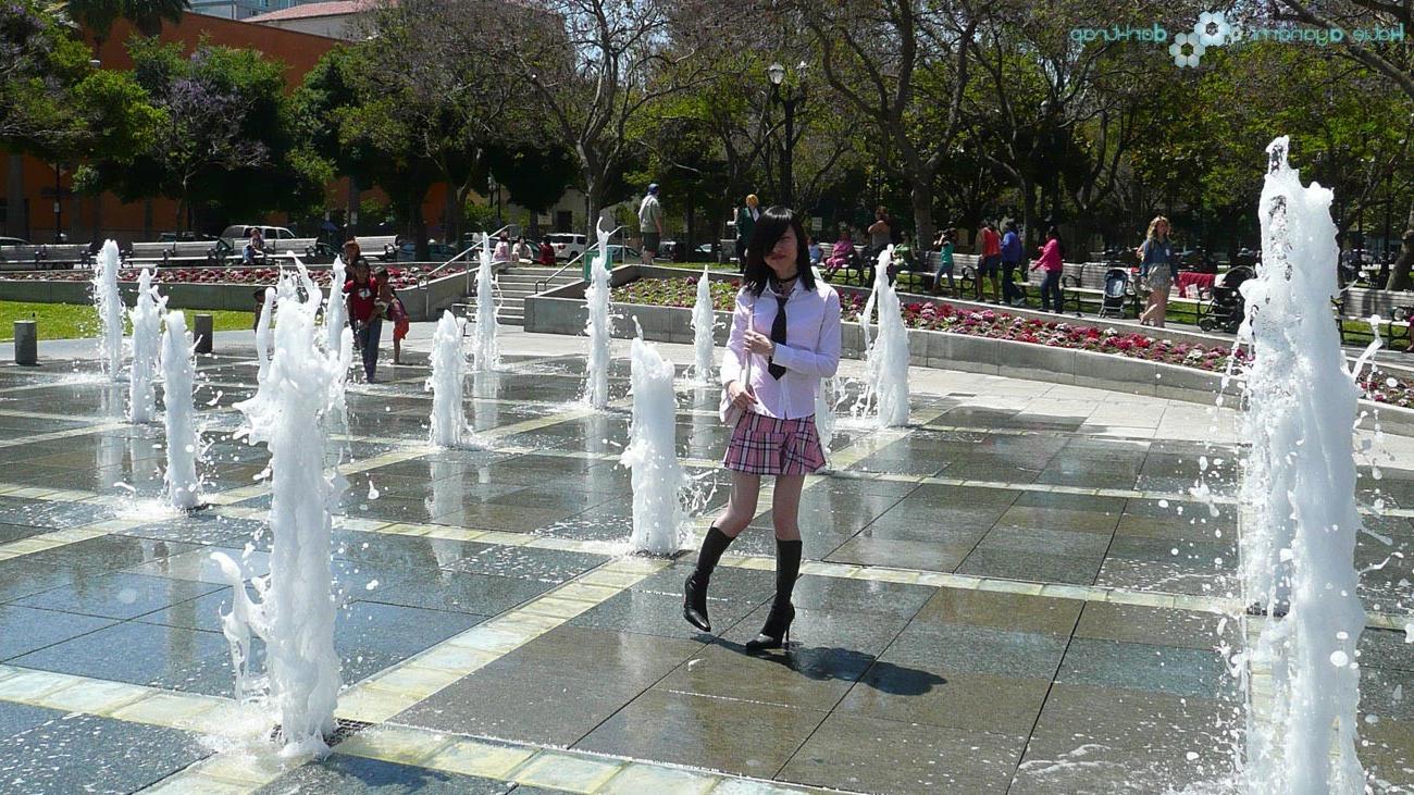 16P Asian newhalf ladyboy flashing skirt in public