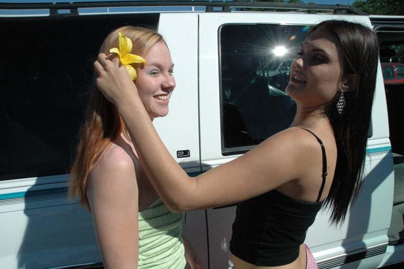 16P Girls roughly rubbing smoothly shaved wet pussy