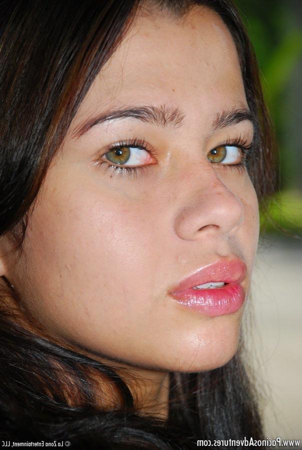 15P Sara gets wet and plays with a huge pink vibrator inside her pus