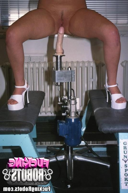 15P Amateur Babe Playing with a Robot