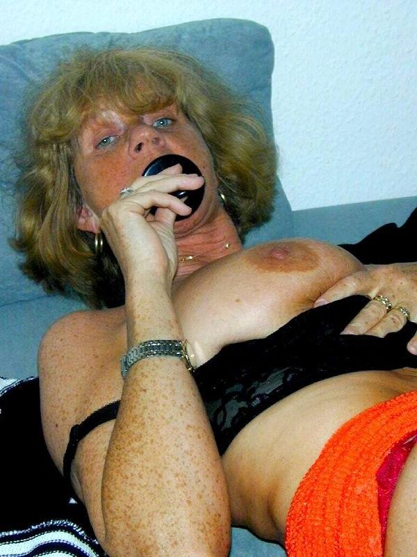 16P Busty granny is stretching her hairy pussy