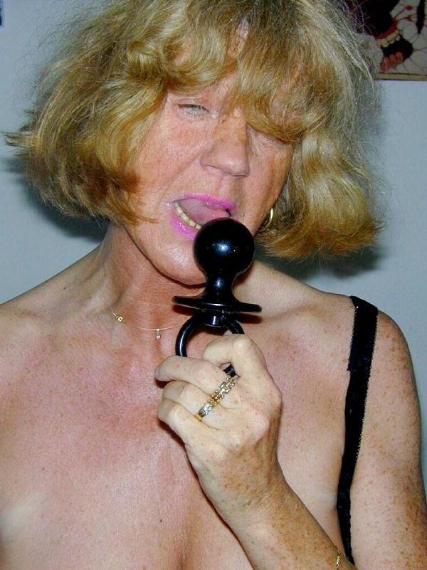 16P Busty granny is stretching her hairy pussy