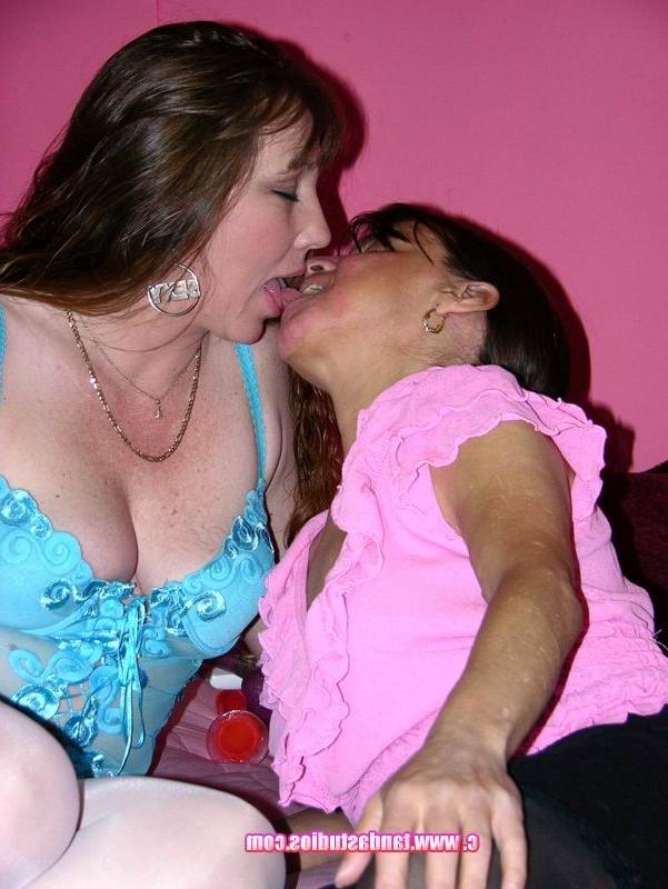 15P Vixen fucks lesbo MILF Brooke in her loose twat
