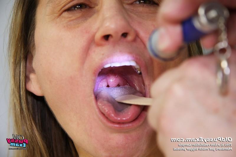 15P Mature Jaroslava gyno speculum pussy checkup at gyno clinic