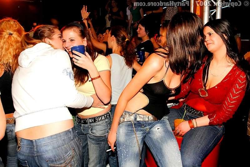 20P At a chippendale party amateur babes in the audience go bonkers