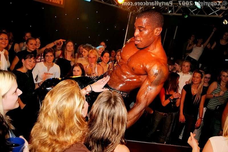 20P At a chippendale party amateur babes in the audience go bonkers
