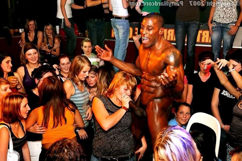 20P At a chippendale party amateur babes in the audience go bonkers