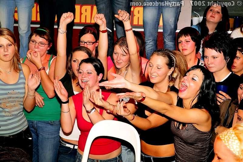 20P At a chippendale party amateur babes in the audience go bonkers