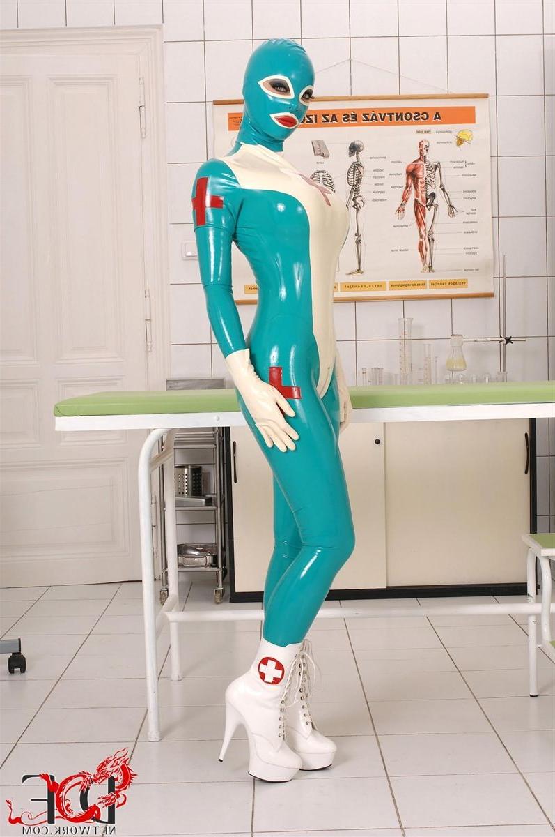 18P Latex Lucy and Clanddi Jinkcego give oral in latex bodysuit