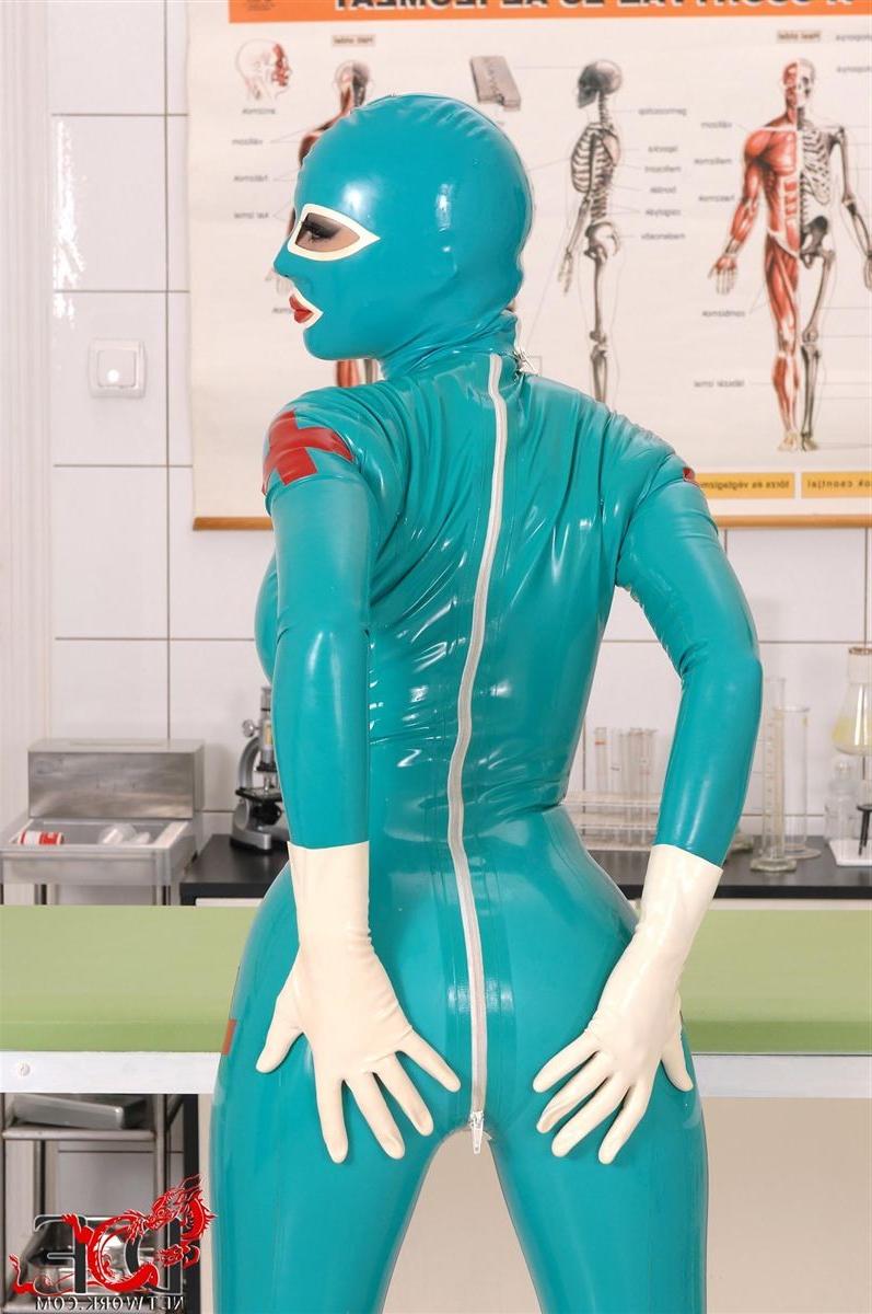 18P Latex Lucy and Clanddi Jinkcego give oral in latex bodysuit