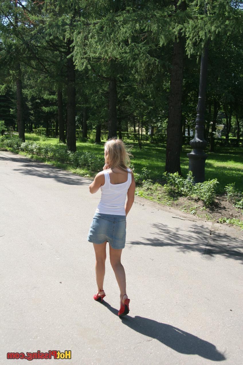 10P Teen hottie in a jean mini amazes with her bold pissing on the bench