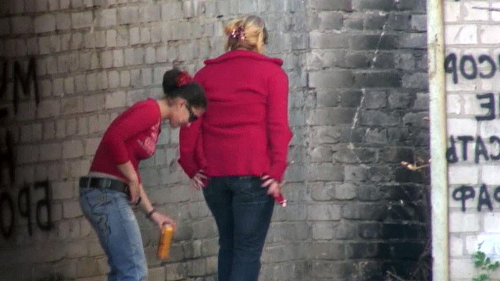 15P Hot girl with red hair filmed on the sly having a pee