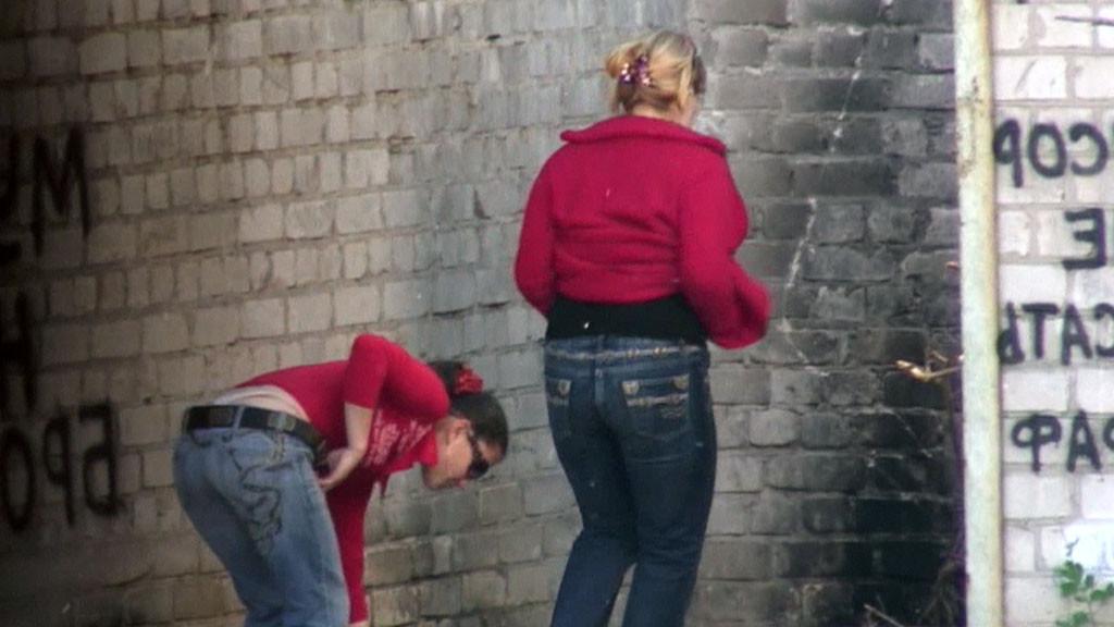 15P Hot girl with red hair filmed on the sly having a pee