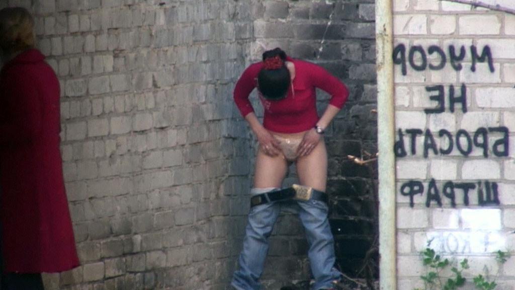15P Hot girl with red hair filmed on the sly having a pee