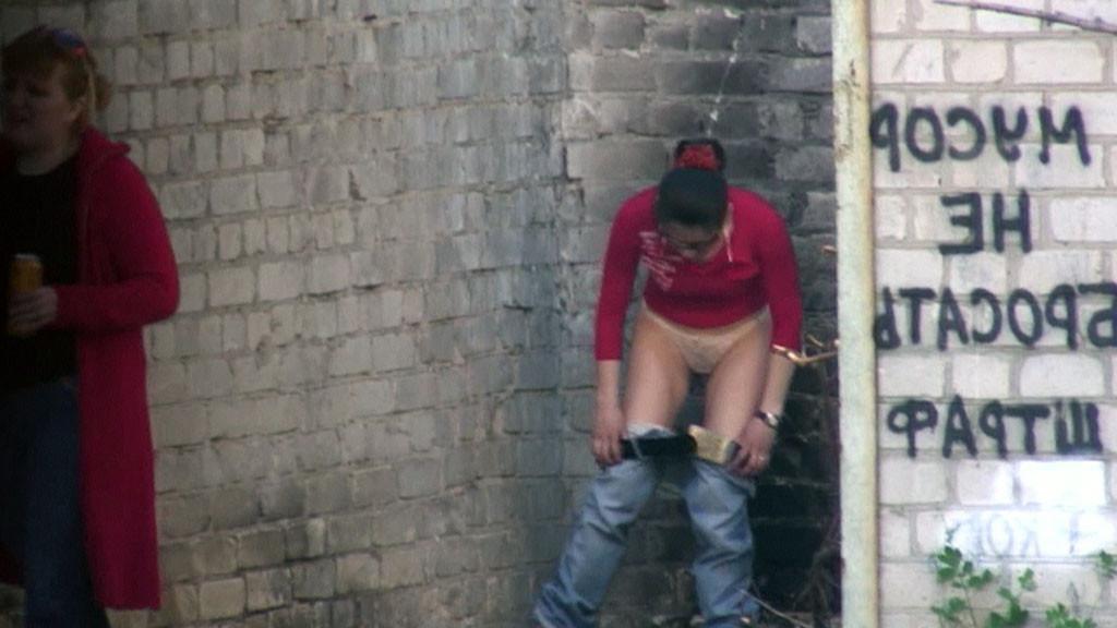 15P Hot girl with red hair filmed on the sly having a pee