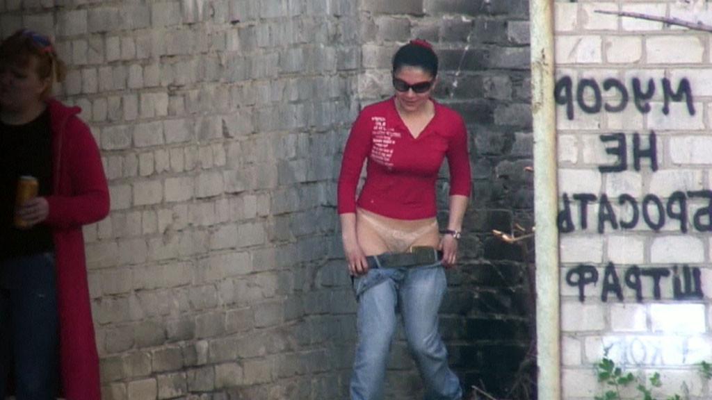 15P Hot girl with red hair filmed on the sly having a pee