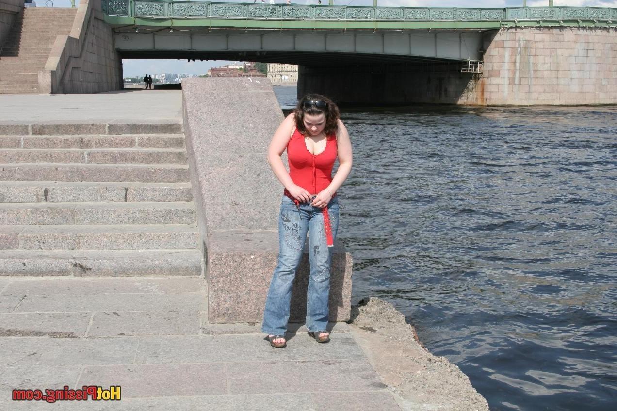 15P Riverside pissing adventure happened to a big-boobed wench in summer