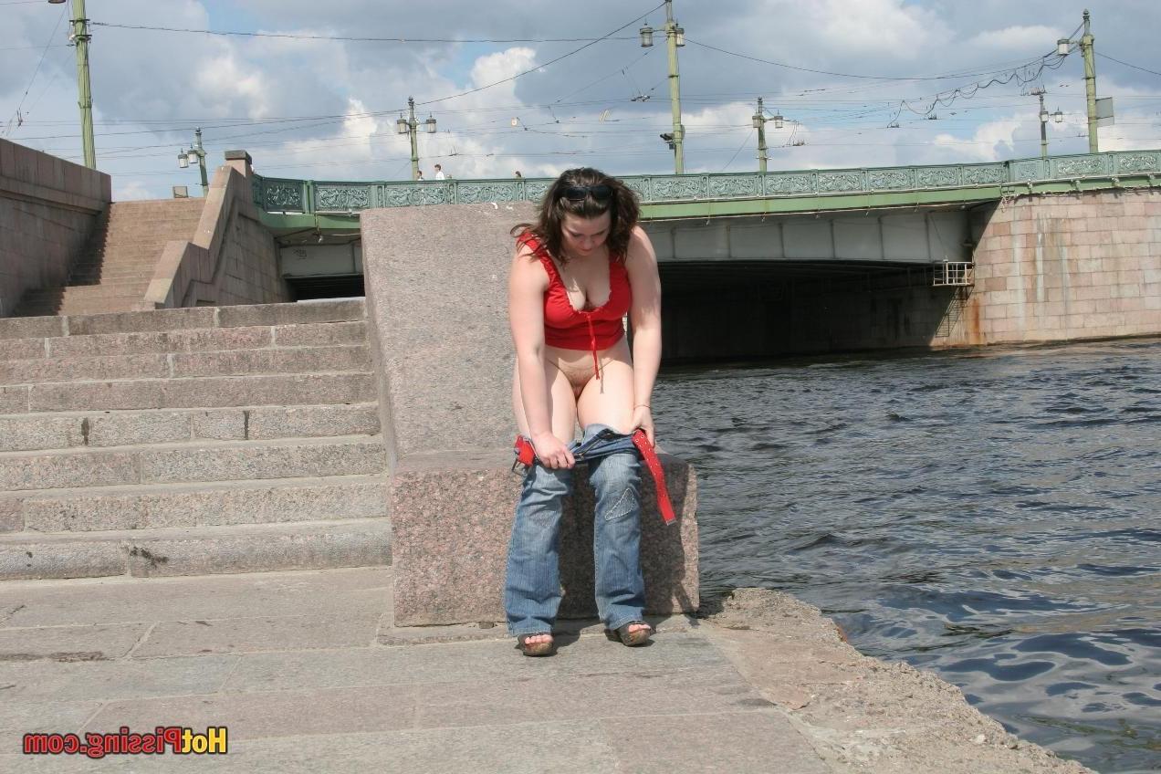 15P Riverside pissing adventure happened to a big-boobed wench in summer