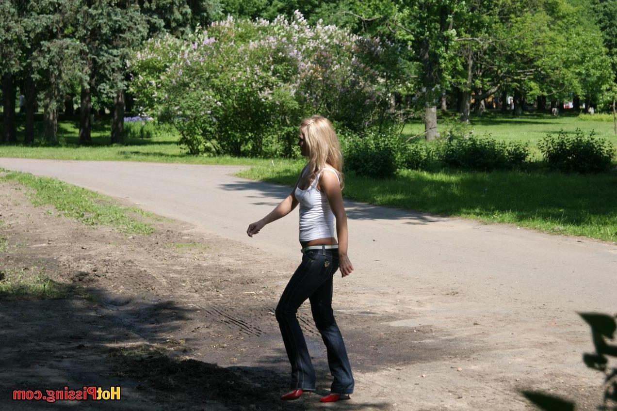15P Sexy blonde babe pissing