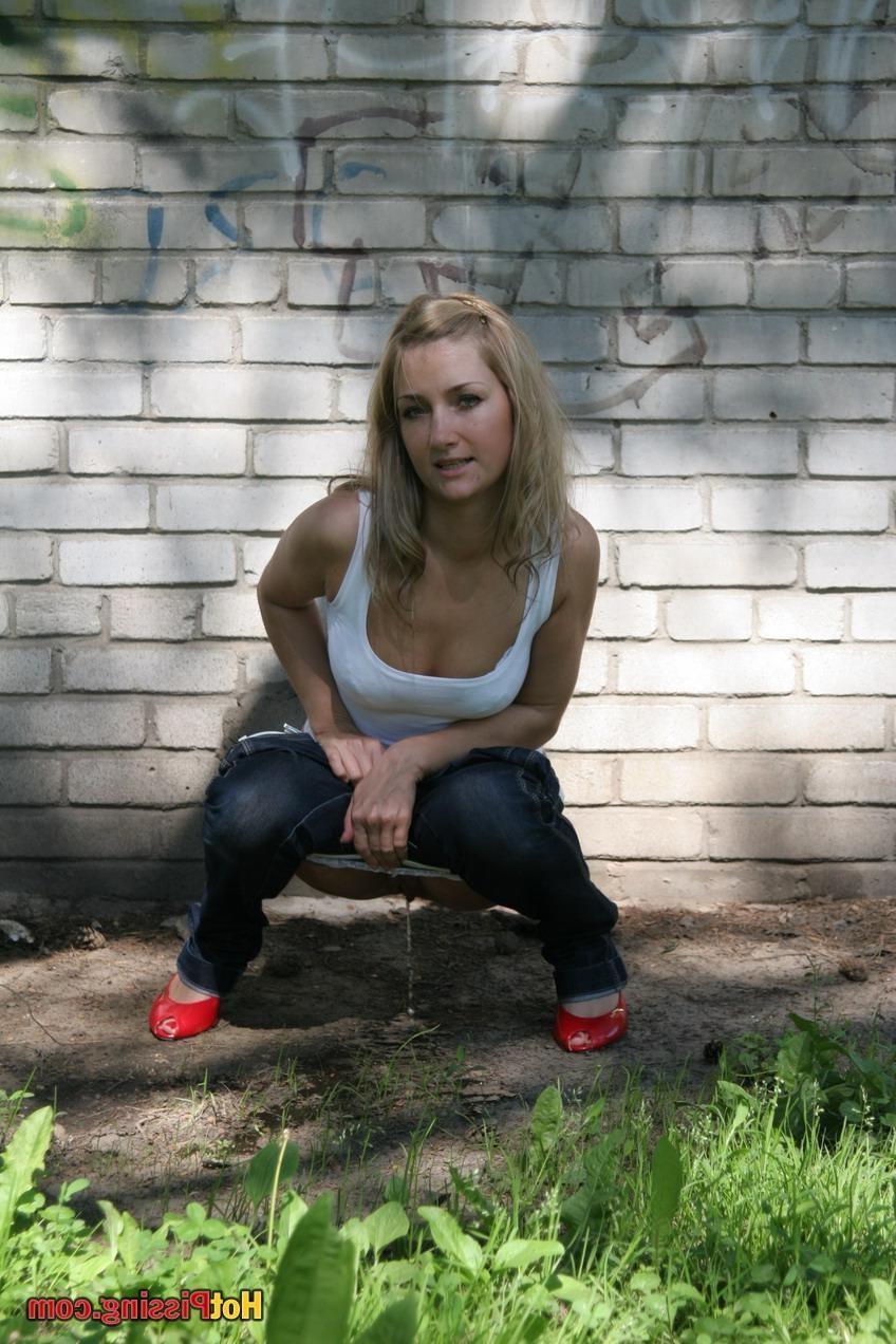 15P Sexy blonde babe pissing
