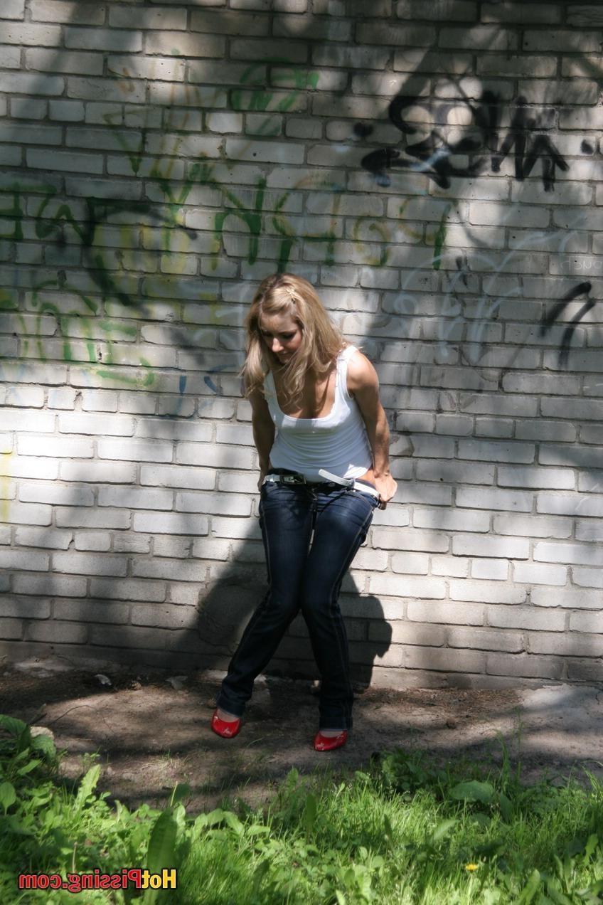 15P Sexy blonde babe pissing