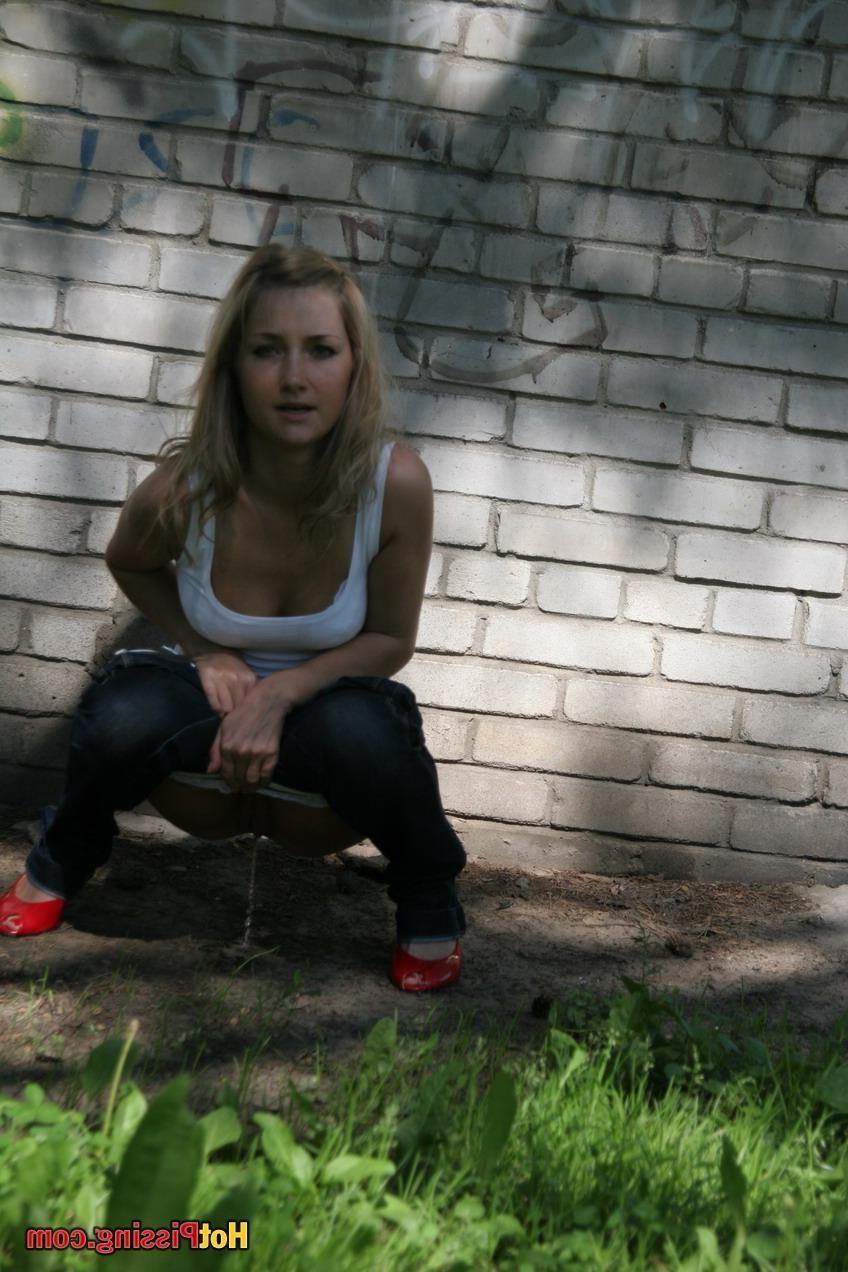 15P Sexy blonde babe pissing