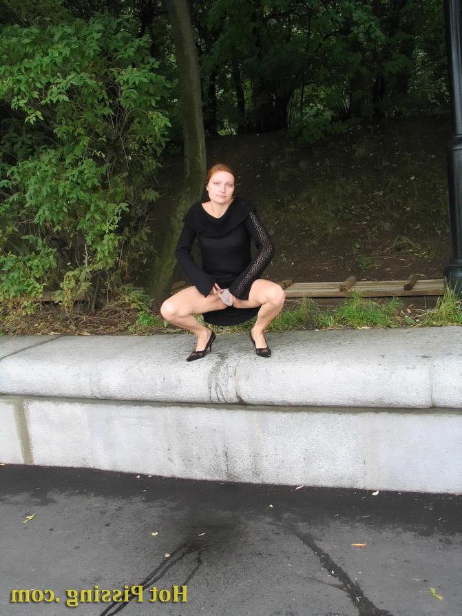 15P Sexy amateur babe pissing