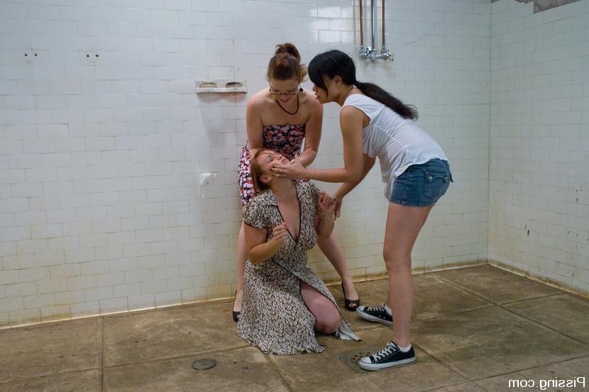 15P Lesbian pissing pics